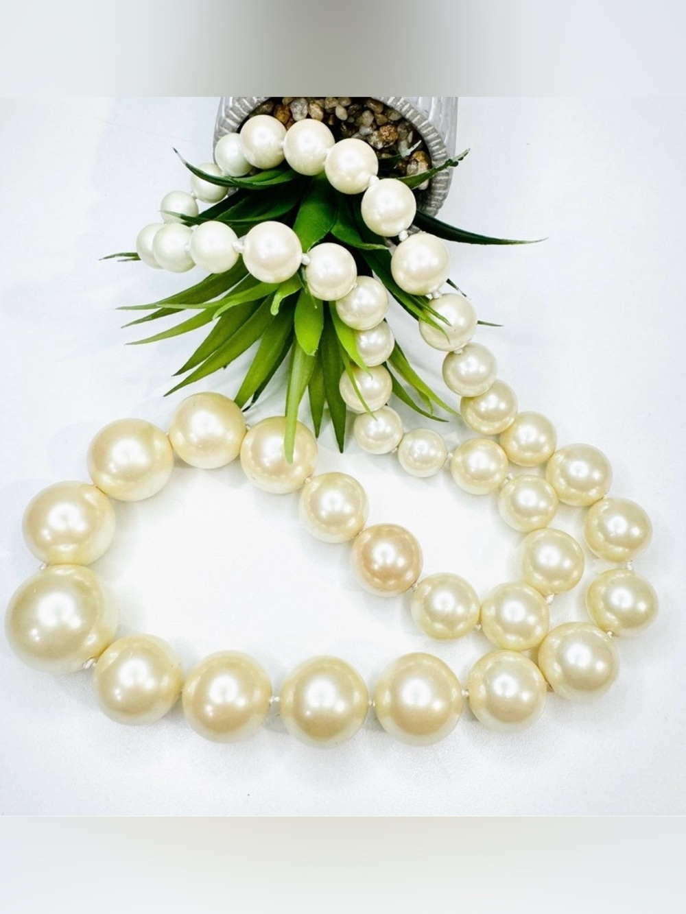 Vintage 80s Pearlescent Lucite Cream Ombre Graduated Bead Statement Necklace